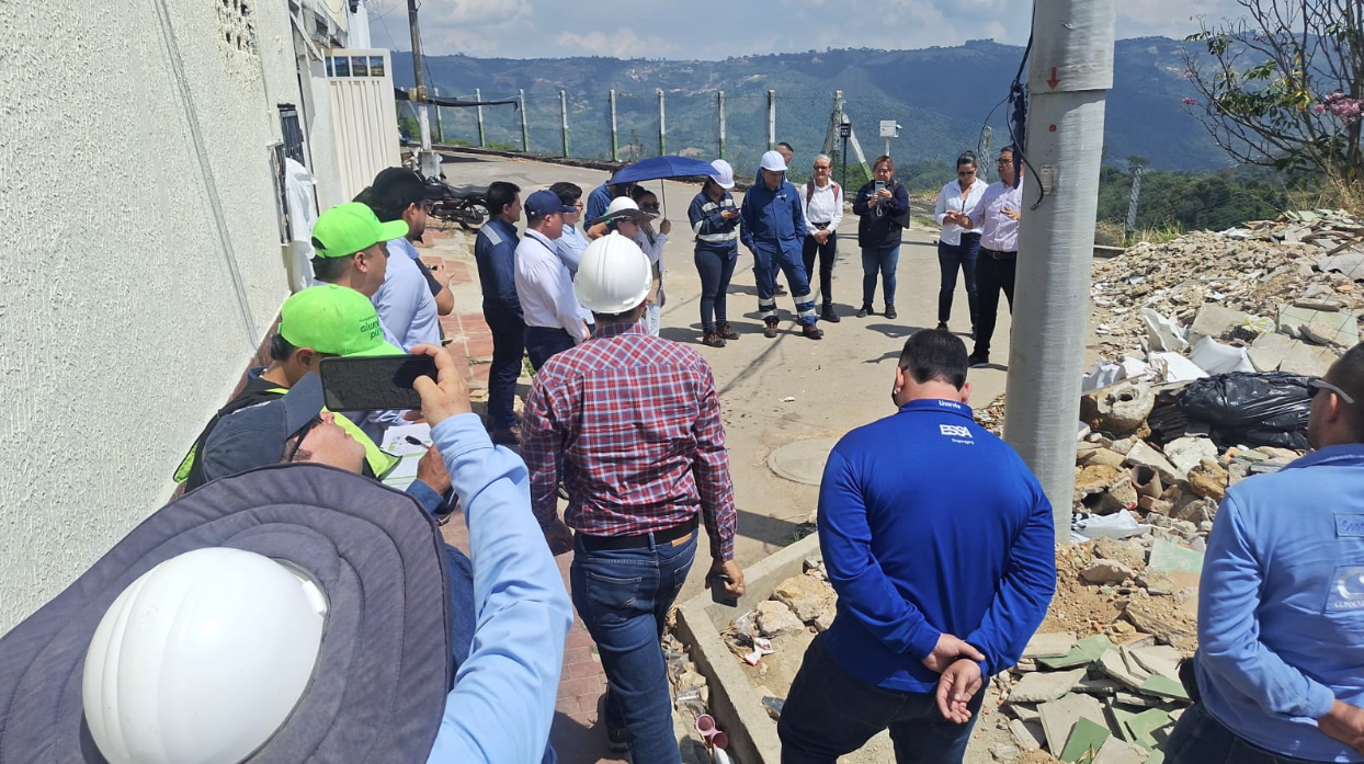 Alumbrado P&uacute;blico adelanta visita t&eacute;cnica en el barrio La Feria para validar puntos de falla